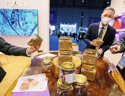 帕米尔高原上的牵手